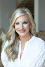 Lora Kerr's Instagram, Twitter & Facebook