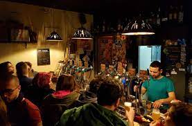 A little lively irish pub in the heart of rome, the surge is a meeting spot for lovers of a pint of beer who pass by the trendy quarter of monti. Pubs In Rome Archives Testaccina