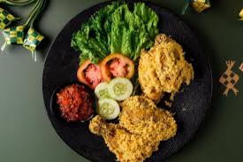 Perlu diperhatikan, pada saat menggoreng kremes diharuskan menuang adonan dengan jarak yang agak tinggi agar kremes tidak lengket dan jangan diaduk. Resep Ayam Kremes Renyah Tahan Lama Cocok Untuk Buka Puasa