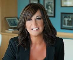 Stacy Lynett '94 was named one of the “Notable Women in Tech” in 2018 by  Crain's Detroit Business for her career accomplishments, involvement in  nonprofits, and mentorship to others in their field.