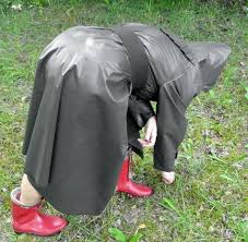 Gartenarbeit Mit Kleppermantel Und Roten Stiefelletten Kleppermantel Mantel Klepper