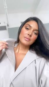 A little #bts with @natori and @arrivebeautiful for hair and makeup🩶