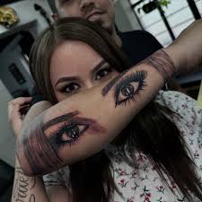 El amor el amor 😮‍💨 Tatuarse el nombre de la pareja ya paso de modota 😃  #graywashtattoo #eyestattoo #armtattoo #coupletattoo #lovetattoos Hecho con  @cartridgesjade @sanink_mx @radiantcolorsink @hinkarink @xibalbatattoosupply