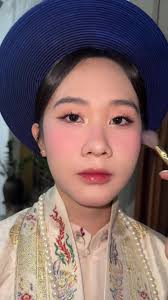 Trang Điểm Cô Dâu với Tông Hồng Long Lanh