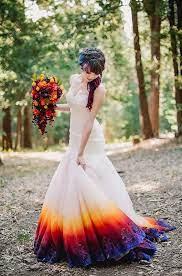 Mit so einem kleid ist euch ein märchenhafter auftritt garantiert. So Stylish Ist Heiraten Heute Mit Dip Dye Brautkleidern Wird S Bunt