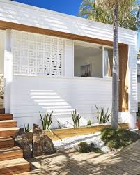 Jika bagian samping rumah dirancang untuk garasi, kamu bisa merenovasinya untuk dijadikan teras dengan luas beberapa meter. 12 Inspirasi Breeze Block Sebagai Pagar Dan Dinding Rumah Makin Kece