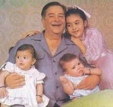 Once Upon A Time In Bollywood Karishma Kareena Ranbir Kapoor With Grandfather Raj Bollywood Funny Karisma Kapoor Bollywood Celebrities