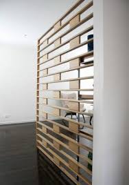 Aprende Como Separar Los Ambientes De Casa Con Estilo Modernos Separadores De Ambiente Biombos Madera Separador De Ambientes De Bambu