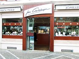Bijouterie Casteleyn Bijoutier Horloger A Tourcoing 23 Grande Place 59200 Tourcoing Contact 03 20 26 82 51 Concept Store Outdoor Decor Garage Doors