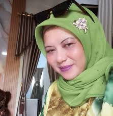 I'm still waiting at the door..😭😭😭 Sebelum nya dia hanya seorang Tukang  kayu.. yg membangun rumah nya dan menyekolah kan anak nya.. sampai  berhasil... dan akhir nya dia penjadi gelandangan. Hidup di