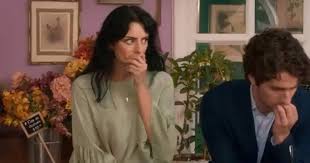 La familia de la mora enfrenta nuevos desafíos con una nueva matriarca, mientras escenas retrospectivas revelan secretos sobre las travesuras de virginia en la juventud. La Casa De Las Flores Temporada 3 Estrena Trailer
