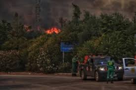 Συγκεκριμένα η φωτιά καίει δίπλα σε επιχείρηση στα κριεζά και κοντά σε σπίτια. Wxikeaas9d0fpm