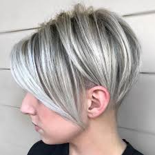 Non è vero che i capelli grigi invecchiano, tutt'altro! 50 Bellissime Idee Per Capelli Con Sfumature Argento 2022 Capellidistile It