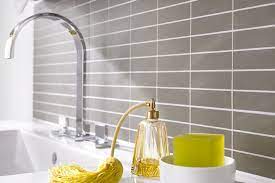 Gedacht werden muss auch an das vornässen der fliesen (die säure kann dann nicht in den fugenmörtel eindringen) und das gründliche abspülen danach. Silikon Entfernen Von Fliesen Glas Holz Schoner Wohnen