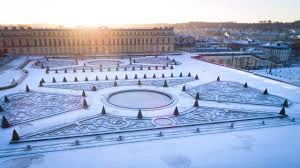 Os jardins podem ser conhecidos a pé, o passeio completo leva umas 8 horas. Drone Neige Sur Les Jardins Du Chateau De Versailles Youtube