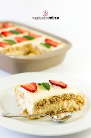 Alla ricotta vanno aggiunti i tuorli d'uovo, lo zucchero vanigliato ed il liquore. Tiramisu Di Fragole Con Crema Al Mascarpone Oggi Cucina Mirco