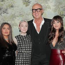 Gwiazda najchętniej stawia na kolorowe i bogato zdobione projekty gucci. Photos Of Salma Hayek Pinault