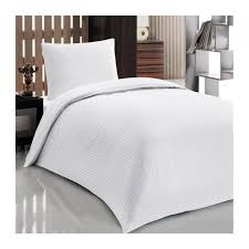 Yataş nevresim takımı yeni sezon ürünlerinde sıkça kullanılan ranforce kumaşlar %100 pamuğun rahatlığını sunuyor. 83 Tel Cizgili Saten Tek Kisilik Nevresim Takimi Buyuk Carsafli