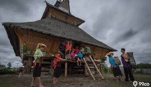 Rumah adat suku batak lebih dikenal dengan nama rumah bolon atau rumah gorga. 6 Fakta Rumah Adat Karo Hunian Asli Sumatera Utara Berbentuk Unik