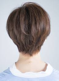 思いっきり切り込んだショートレイヤースタイル トップのふんわり感とシースルーバングが小顔効果に繋がります プラスひし形のシルエットにする事で柔らかい印象を与え大人可愛いショートスタイルになります クールなヘアスタイル ショートのヘアスタイル ヘアカット