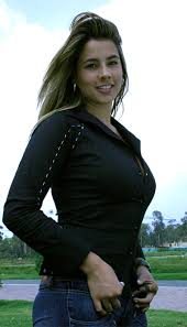 Carla es hija única de manuel giraldo, un empleado de textiles rionegro que se volvió comerciante cuando llegó a la capital; Carla Giraldo Is Manuela Tirado Rcn Ventas Internacionales