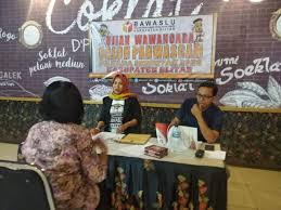 Setelah tahapan tes tulis calon pengawas kecamatan atau disingkat panwascam kabupaten sumenep diselenggarakan pada tanggal 18 mei 2015, para peserta yang lolos tes tulis yang diumumkan tgl 20 mei 2015 ( liat disini) akan mengikuti tes selanjutnya yaitu tes wawancara, dalam tes. Soal Tes Wawancara Pengawas Pemilu Jawabanku Id