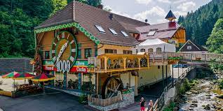 Black forest cuckoo clock triberg 1000 cuckoo clock shop germany cuckoo clocks. Haus Der 1000 Uhren Direkt An Der B33 Haus Der 1000 Uhren Am Gremmelsbach Kuckucksuhren Shop Original Kuckucksuhren Aus Dem Schwarzwald