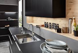 Cuisine noire et bois ambiance bistrot avec un îlot de préparation et son coin repas intégré. 1001 Idees Cuisine Noir Mat Et Bois Elegance Et Sobriete