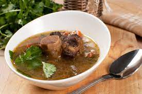 La soupe de queue de bœuf est un mets permettant de valoriser la queue des bœufs qui fait partie des abats. Grande Bretagne L Oxtail Soup Une Soupe De BÅuf Tres British Culture Societe La Viande Fr