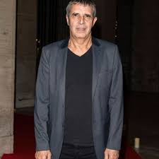 Julien clerc avait une grande admiration pour charles aznavour qui était son modèle. Julien Clerc The Voice Comment Son Fils Lui Permet De Rester Jeune Gala