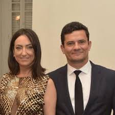 Hoje, as milhares de pessoas que têm saído. Esposa Comemora Novo Emprego De Moro Finalmente Poderemos Ter Nossa Vida