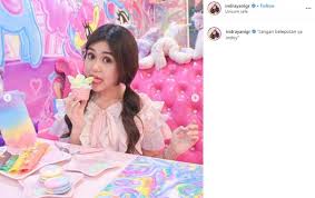 Artis senior paramitha rusady memiliki seorang keponakan yang eksis sebagai selebgram. 5 Potret Baru Indrayani Rusady Selebgram Yang Viral Klarifikasi Putus Matamata Com