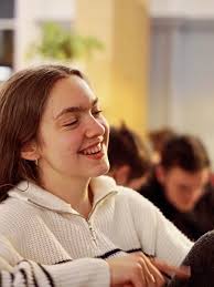 Life lately💭🍂🤍 Pizzaessen, Kaffeerunden, Unterricht, Chorproben,  Videodreh im Münster, Zeit mit Gott, Herbstspaziergänge, Lesen in der  Bibliothek... Das und noch so viel mehr waren unsere letztene paar Wochen.  So schön, zu wissen