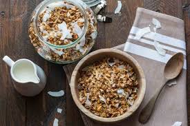 Granola Maison Aux Amandes Et Miel Recette Pour Le Brunch En 2020 Granola Maison Granola Alimentation