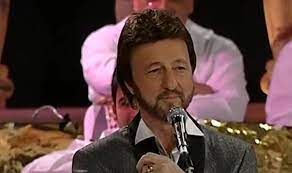 Cenaze namazında ünlü keman virtüözünün oğlu mert maner'in güçlükle ayakta durduğu görüldü. Ninbjy9yyjub4m