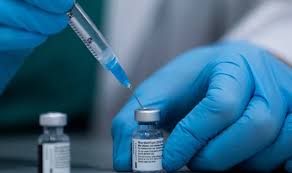 ¿producen algunas vacunas más efectos secundarios que otras? Covid Vacuna Pfizer Nuevo Efecto Adverso Vomitos Y Diarrea