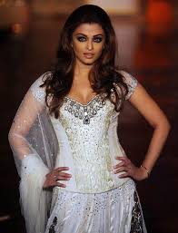 Aishwarya Rai Aishwarya Rai Looks Sensuous As She Walks On The R Aishwarya Rai Bachchan Aishwarya Rai Pictures Beautiful Fashion