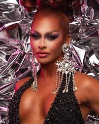 Mandi Chambers's Instagram, Twitter & Facebook