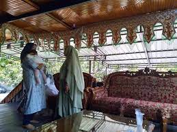 Rumah panggung dengan bagian sisi dibuat seperti dinding pembatas 19. Menyelami Filosofi Rumah Panggung Milik Suku Bugis Simplify Complexity