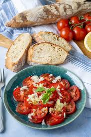 Der Genialste Tomatensalat Uberhaupt Zubereitet In Nur 10 Minuten Rezept In 2020 Tomatensalat Leckere Salate Salat