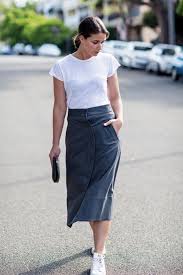 Elige camisas blancas, negras o rosas de patrones contemporáneos, o decídete por tonos neutros para un estilo más relajado. Las Mejores Camisetas Blancas Estan En Amazon Y Completan Looks Tan Geniales Como Estos