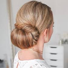 Kalp yüz şekline sahip gelin adayları için önerimiz de ister atkuyruğu ister topuz ister açık kına saçı modeli seçsinler, tepeden bombeli tasarımları tercih etmeleri. Gelin Annesi Sac Modelleri Tarz Kadin