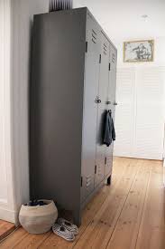 Metallspind Im Flur Alter Spint Mit 3 Turen In Grau Spind Spint Schrank Metallschranke