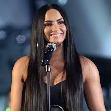 Demi lovato is known to be quite the hair color chameleon. Everyone Thinks Demi Lovato Looked Like Demi Moore At The 2017 Mtv Emas Allure