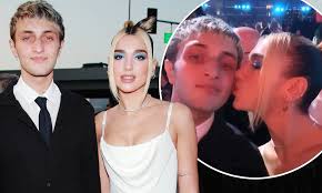 Foot loose and fancy free. Grammy Awards 2020 Dua Lipa Gazes Lovingly At Supportive Boyfriend Anwar Hadid Daily Mail Online