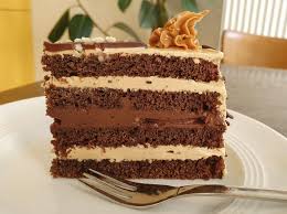 Ein saftiger schokoladenkuchen mit haselnüssen, karamellstückchen und schokolade #leckerbrownie #kuchenbuffet #kaffeeundkuchen. Veganes Tortenexperiment Schoko Karamell Nuss Torte Vegande