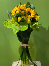 Regala dodici rose rosse per accendere un passionale sorriso, un bouquet di gigli bianchi per ringraziare una persona o un bouquet di coloratissime gerbere per fare gli auguri di compleanno. Bouquet Stilizzato Con Girasoli Anthurium Tulipani E Foglie Di Aspidistra Shop Girafiore Naturartistica