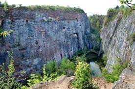 Čenda s janou nemají v životě na růžích ustláno. Velka Amerika Dnes Klenot Ceskeho Krasu Kdysi Komunisticky Lagr Idnes Cz