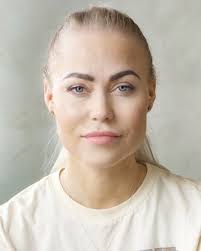 "Det viktigste er ikke å bli frisk, men å gjøre friske ting. Jo mer friske  ting man gjør, jo mindre plass er det for det syke.", I til sammen tre år  var hun innlagt for behandling av anoreksia og ...