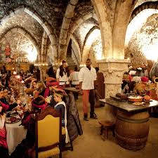 Provins Le Banquet Des Troubadours Ouvre Ses Portes Pour Une Ripaille Banquet Des Troubadours Banquet Foire Medievale Marche Couvert